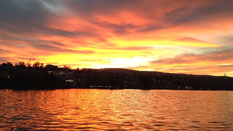 Ufer des Zürichsees in der Dämmerung